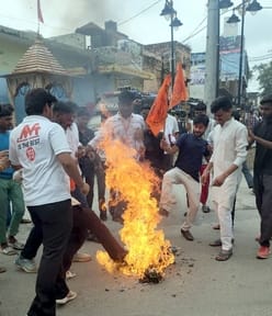 The student council burnt the effigy of Lucknow police and raised slogans