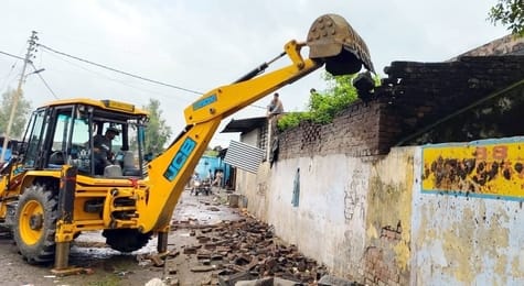 Bulldozers were run on illegal shops and encroachments amidst the tussle in the Mandi Samiti