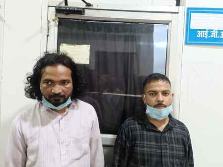 The friend himself had got the precious shawls and sarees looted