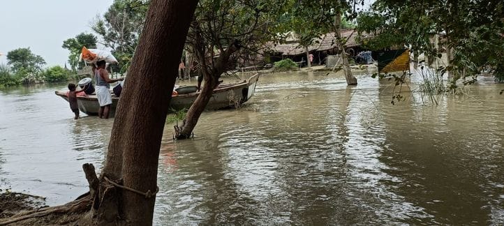 1.70 lakh cusecs of water released again from Narora Dam, fear in coastal areas