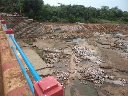 Cracks in many gates of Sirsi dam, danger in breaking stones with Pokelin