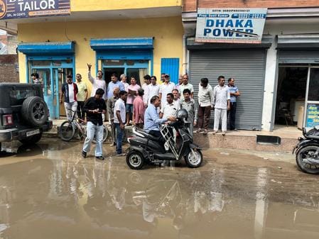 Sewerage water entered the houses, angry residents of the ward staged a sit-in protest and raised slogans