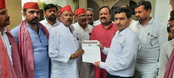 SP leaders protested against the bad condition of the road