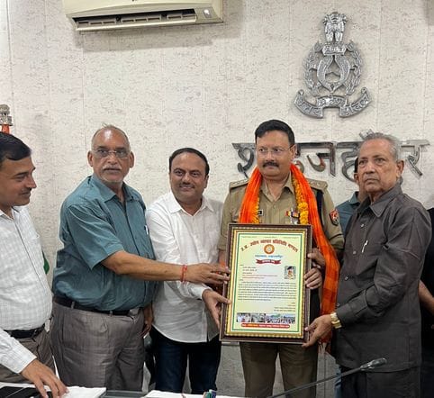 Officers who helped in the Tiranga Yatra were honored