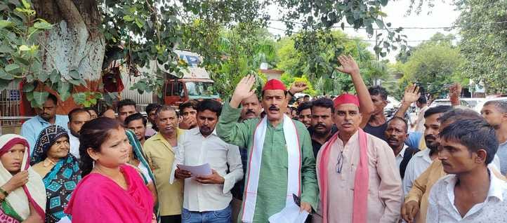 Lights are not working in Abdullaganj, residents protest against it
