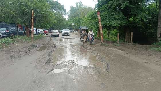 Roads of Cantt are in bad condition, difficult to move around