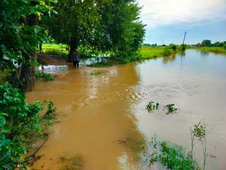 Heavy rain and thundershowers occurred from late night to dawn