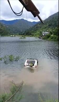 Car drowned in Tadagatal, four passengers narrowly escaped