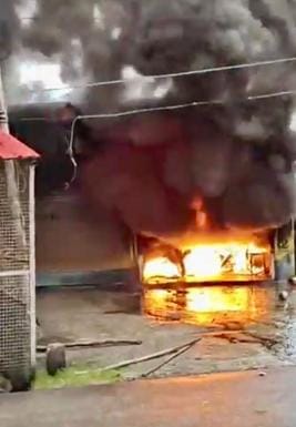 Huge fire in Chowkimaniyar market, motorcycle repair shop reduced to ashes
