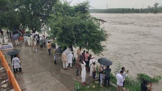 Yamuna overflows: Rahimpur Khedi village cut off from communication, 80 people stranded