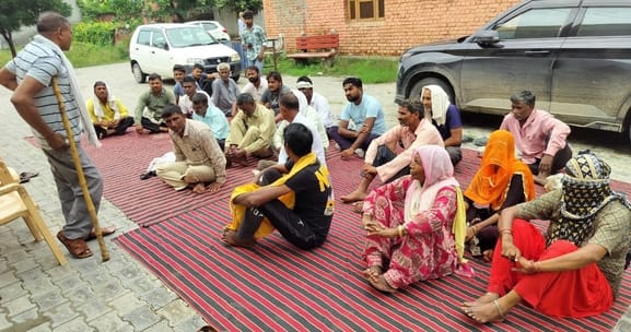 Cleaning workers raised the demand of paying 26 thousand rupees as wages