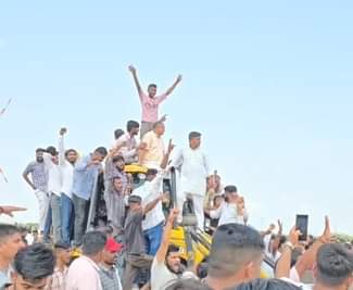 आरोपियों के मकान गिराने की मांग को लेकर मौके पर पहुंची JCB