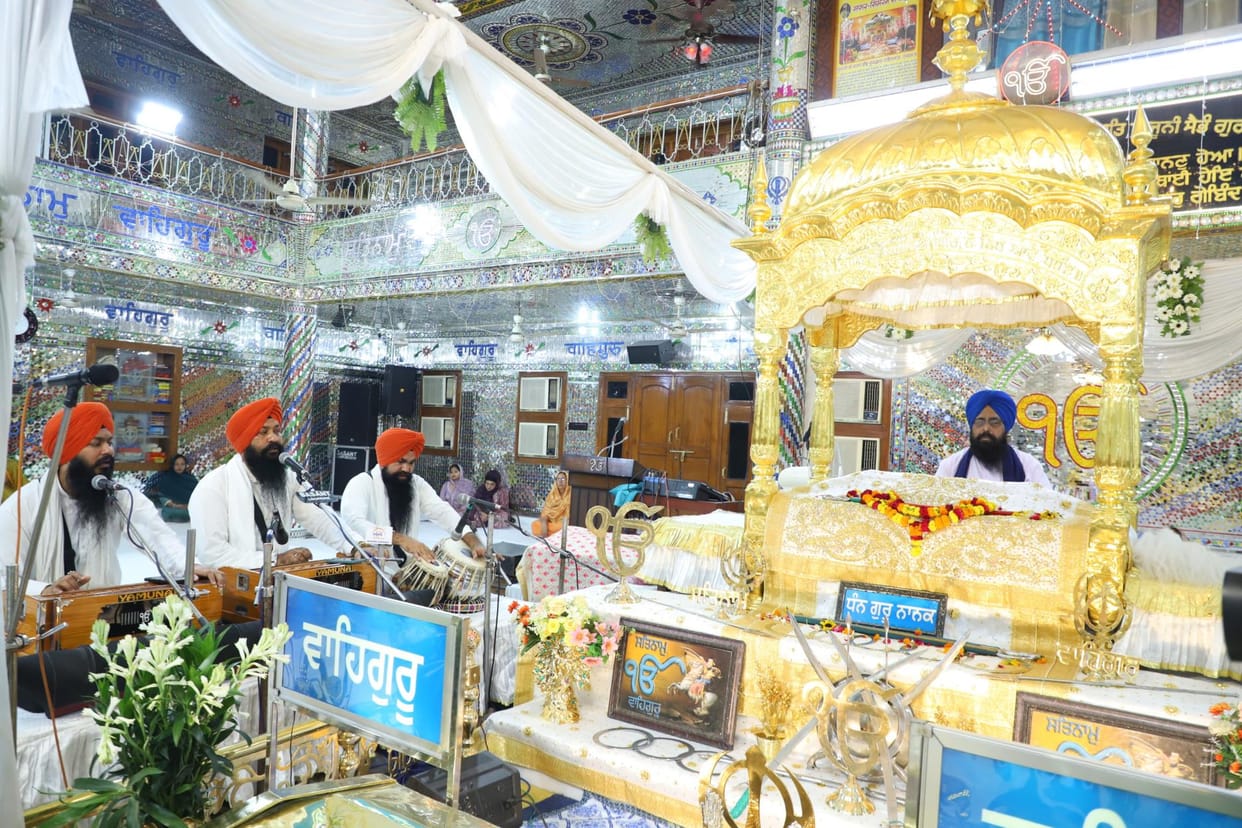 Diwan decorated to welcome the martyrdom procession, words echoed