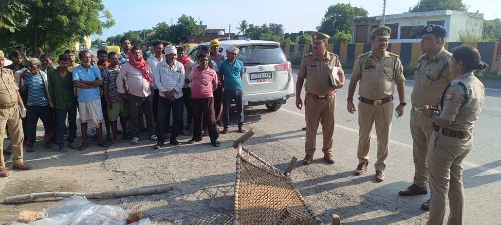 In a dispute of Rs 100, a shopkeeper stabbed a gangster and hit him on the head with a boulder, resulting in his death
