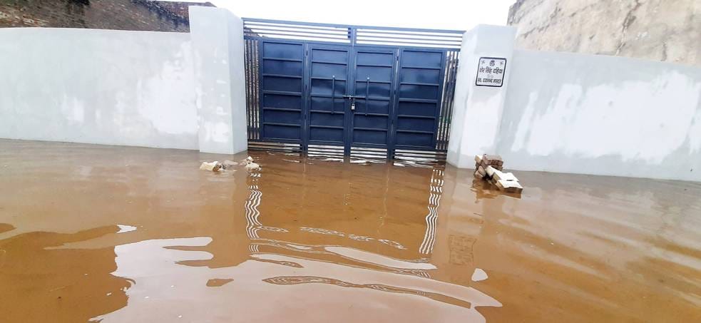 Waterlogging due to rain in Dahman village, 300 houses submerged, 15 families forced to leave their homes