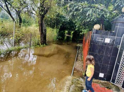 Waterlogging in Bela Panchayat, cracks appear in many houses