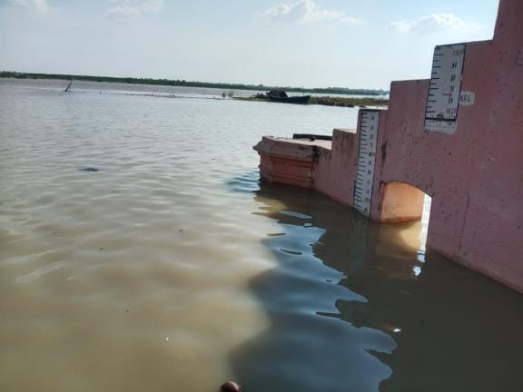 Danger on Ugrasen and Mohan bridge due to erosion of Saryu