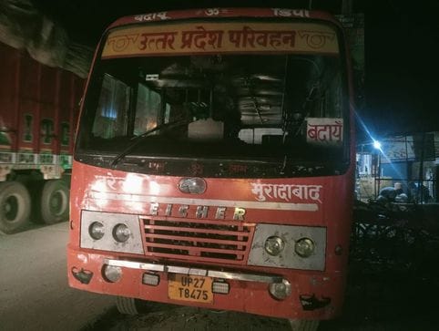 A short circuit in a moving bus caused panic, passengers jumped out and ran away