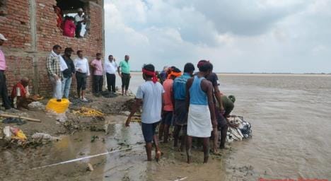 Gorakhpur News: Erosion of Saryu intensifies... water rises on the connecting road from Ram Janaki Marg to Gyankol village