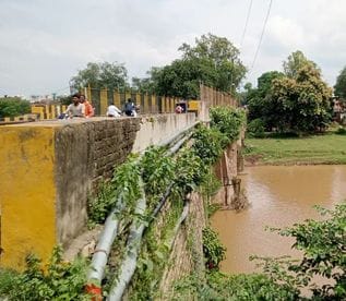 Mandakini bridge dilapidated, potholes on the overbridge road