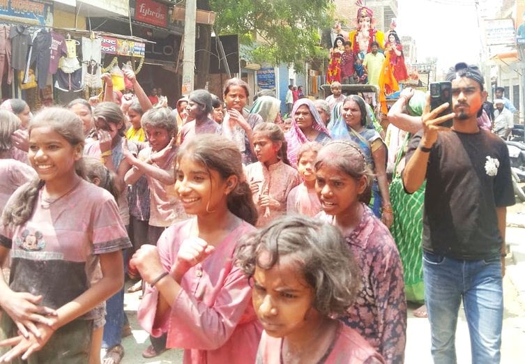 Abir-gulal was thrown in abundance at the farewell of Gaura's son