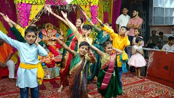 Ganesh Festival... Children mesmerized the audience with their attractive dance on bhajans
