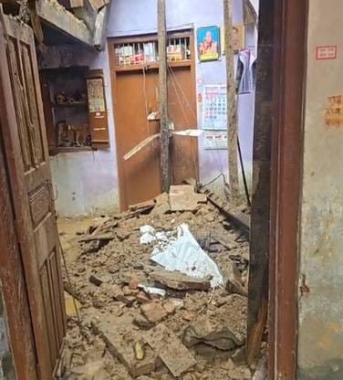 The roof of a house collapsed in Khazanchi Mohalla, the woman had come out after performing puja