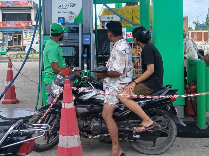 Bypassing the rules, people are filling petrol without helmet