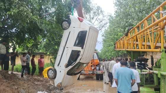 Car fell into the pit of Nagar Palika's boring, everyone is safe