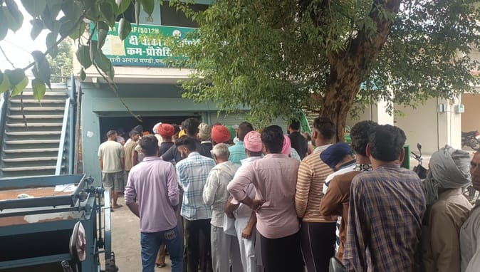 Farmers queue up for DAP fertilizer