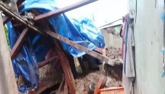 A person died after being buried under the debris of the roof of a house in Bandi village, his wife and three children were injured