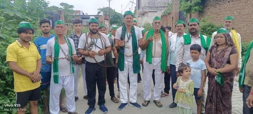 Farmers protested by tying shackles in village Kota