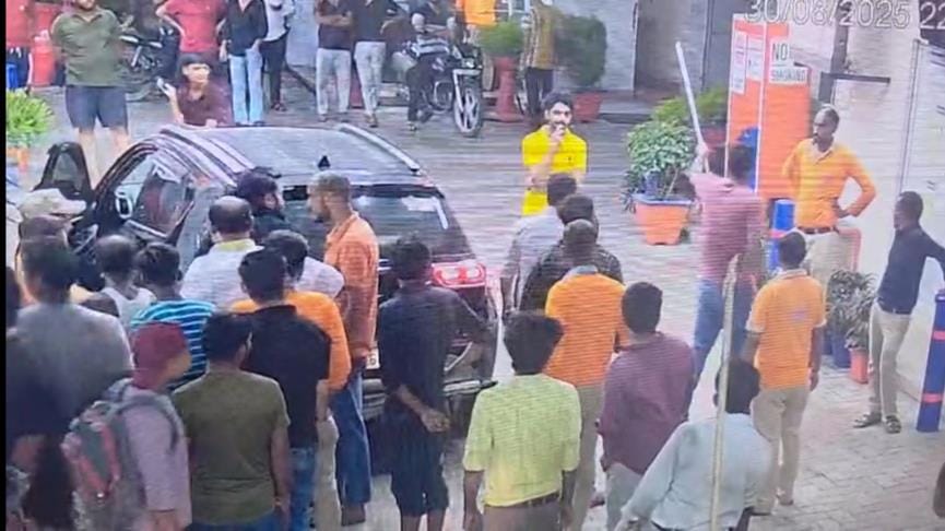 Petrol pump worker attacked with a rod, hand broken