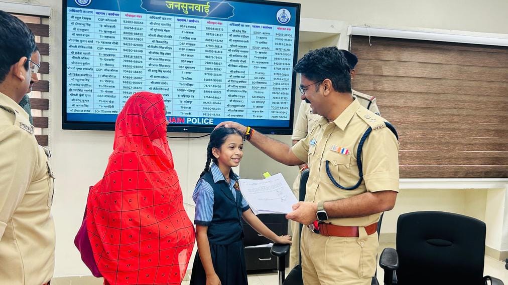 father died of a heart attack, an 8-year-old girl applied and became a child constable in 25 minutes