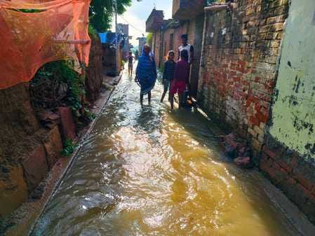 Gadai river embankment broke, more than 30 villages hit by flood, 82 houses surrounded by water