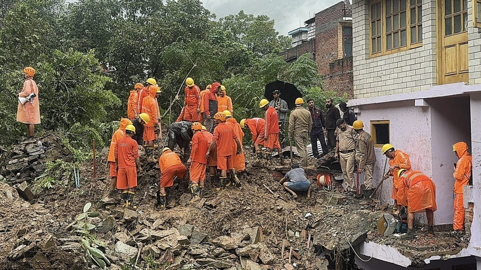 The hill collapsed again, three houses were razed to the ground, two were in danger, thirty houses were evacuated