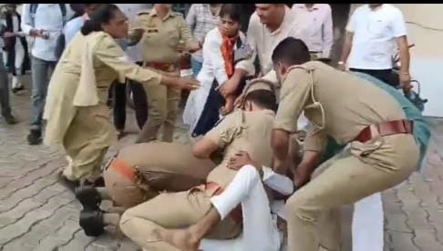 There was a scuffle between ABVP workers and police