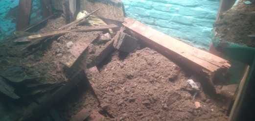 Roof of kutcha house collapsed, loss of thousands