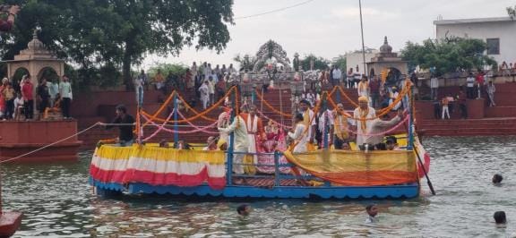Thakurji was made to go boating in Prem Sarovar
