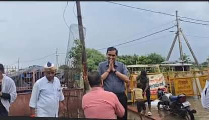 मथुरा। श्रद्धालुओं से हाथ जोड़कर अपील करते हुए डीएम।