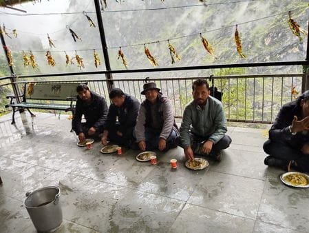 People stranded in Nigulsari enjoyed eating food in the langar