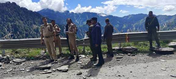 पुंछ जिले की तरफ से भूस्खलन से मुगलरोड बंद होने के बाद मार्ग का नीरिक्षण करने पहुंचे पुलिस एंव 