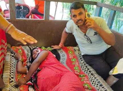 Pregnant woman brought in tractor-trolley amid flood, safe delivery happened on the way