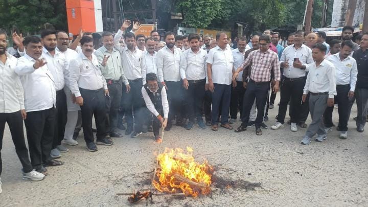Advocates burnt the effigy of Tehsildar