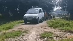 मऊगंज जिले के पतेरी नारायण गांव में टूटी पुलिया से एंबुलेंस नहीं आ-जा पा रही।