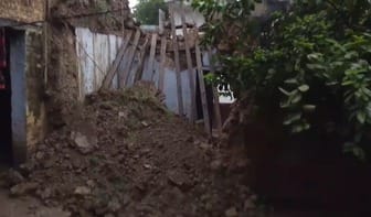 The roof of a kutcha house collapsed, a woman saved her life by running away with her children