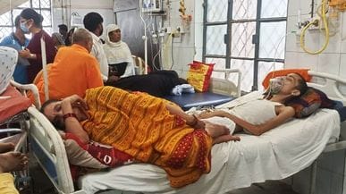 The situation worsened due to crowd, patients were forced to get treatment on the floor