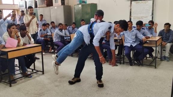 Wrestler Bijendra demonstrated his strength for the 98th time to save the youth from drug addiction