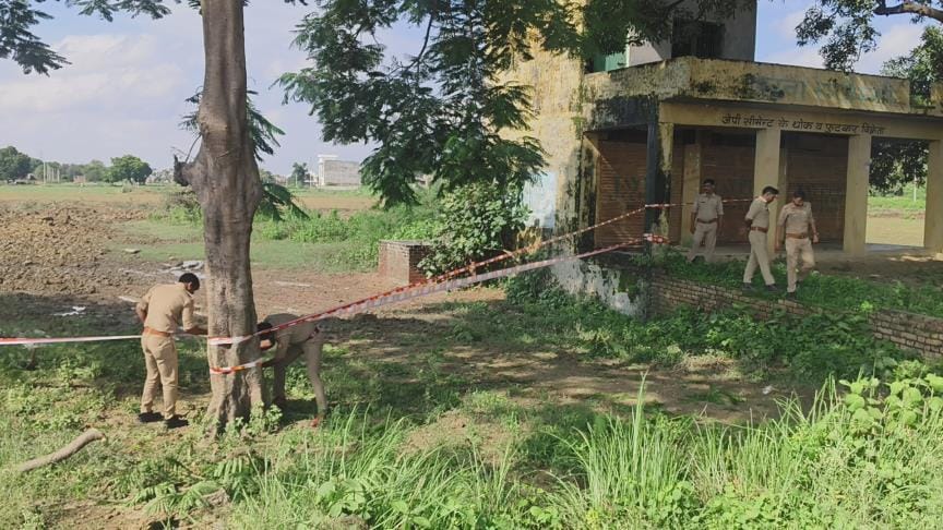 Explosion of gunpowder and firecrackers buried in the ground, panic in the area