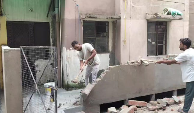 Illegal construction done at night, council demolished it during the day